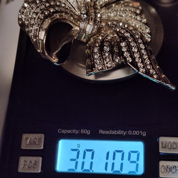 Spectacular Bow Tie Crystal Brooch - Picture 15 of 16